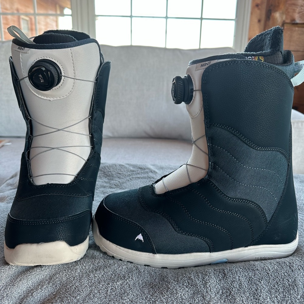 Women’s Burton Mint Boa Snowboarding Boots, size 9